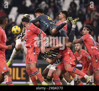 Turin, Italien. Februar 2024. Maduka Okoye (TOP), Torhüter von Udinese, spart während eines Fußballspiels der Serie A zwischen dem FC Juventus und Udinese am 12. Februar 2024 in Turin. Quelle: Federico Tardito/Xinhua/Alamy Live News Stockfoto