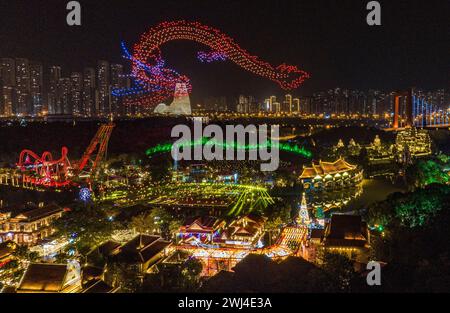 NANNING, CHINA - 12. FEBRUAR 2024 - Ein Superdrachenmuster, das von 2.000 Drohnen erstellt wurde, ist am Nachthimmel in Nanning, Provinz Guangxi, China, Februar, zu sehen Stockfoto