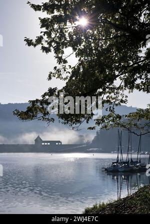 Edertalsperre mit Staumauer und Sportbooten auf dem Edersee, Edertal, Hessen, Deutschland, Europa â€‹ Stockfoto