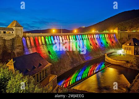 Beleuchtete Edersee-Staumauer am Abend, Edertalsperre, Edersee, Hessen, Deutschland, Europa Stockfoto