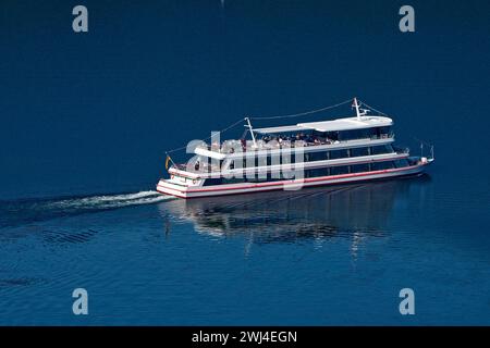 Aus der Vogelperspektive des Ausflugsbootes Edersee Star auf dem Edersee, Edertalsperre, Hessen, Deutschland, Europa Stockfoto