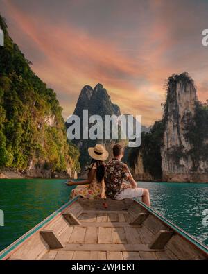Paare im Langboot im Khao Sok Thailand, malerische Berge auf dem See im Khao Sok Nationalpark Stockfoto