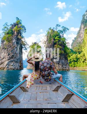 Paare im Langboot im Khao Sok Thailand, malerische Berge auf dem See im Khao Sok Nationalpark Stockfoto