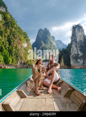 Paare im Langboot im Khao Sok Thailand, malerische Berge auf dem See im Khao Sok Nationalpark Stockfoto