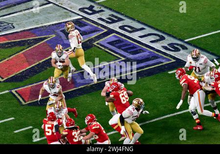 Las Vegas, Nevada, USA, 11. Februar 2024: Brock Purdy übergibt den Ball im Super Bowl LVIII im Allegiant Stadium, Las Vegas, an Christian McCaffrey Stockfoto