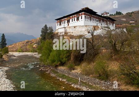 Rinpung (Paro) Dzong mit dem Ta Dzong (Wachturm) und Heimat des Nationalmuseums oben und hinten. Stockfoto