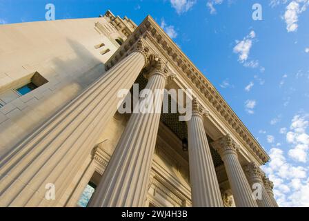 Detail der Säulen - Kathedrale des Heiligen Herzens im Fan District von Richmond, VA, erbaut 1906 - kirchliche Ex. Der italienischen Renaissance-Architektur. Stockfoto