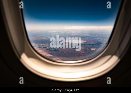 Ein Blick vor einem Flugzeugfenster mit Blick auf den Murray River, der durch Renmark in South Australia fließt. Stockfoto