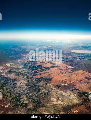 Ein Blick vor einem Flugzeugfenster mit Blick auf den Murray River, der durch Renmark in South Australia fließt. Stockfoto