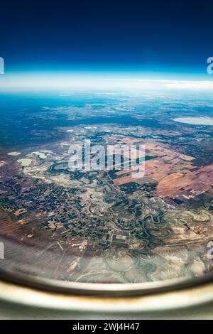 Ein Blick vor einem Flugzeugfenster mit Blick auf den Murray River, der durch Renmark in South Australia fließt. Stockfoto