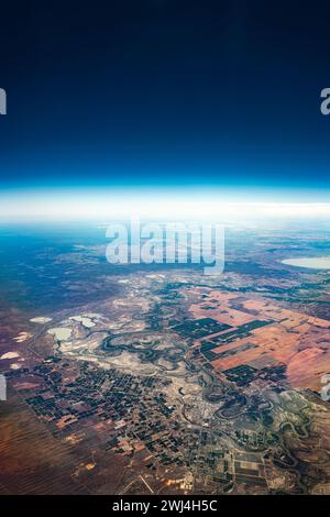 Ein Blick vor einem Flugzeugfenster mit Blick auf den Murray River, der durch Renmark in South Australia fließt. Stockfoto
