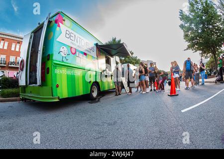 Suwanee, GA / USA - 4. August 2023: Eine Reihe von Leuten wartet auf Bestellung von einem Food Truck am Freitag, 4. August 2023 in Suwanee, GA. Stockfoto