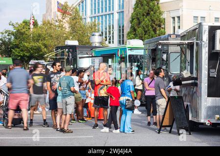 Suwanee, GA / USA - 4. August 2023: Menschen stehen in der Schlange und warten darauf, am Freitag, 4. August 2023, im Food Truck in Suwanee, GA, bedient zu werden. Stockfoto