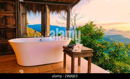 Badewanne mit Blick auf die Berge von Chiang Rai im Norden Thailands Stockfoto