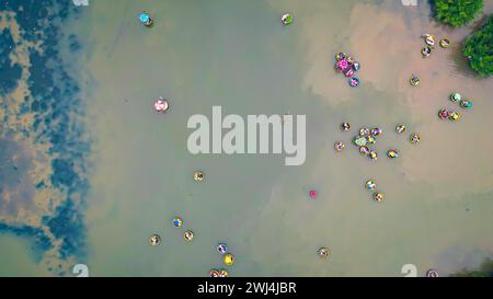 Aus der Vogelperspektive entspannen sich die Touristen und erleben eine Korbboottour im Kokosnusswasser (Mangrovenpalmen) Wald im Dorf Cam Thanh, Hoi an, Quang Na Stockfoto