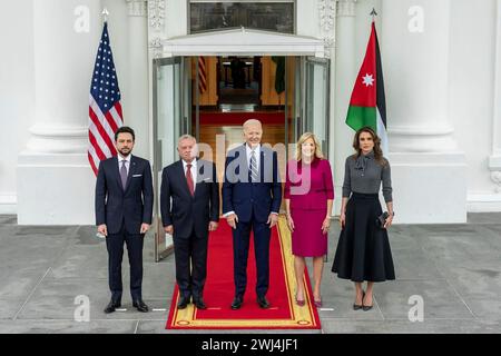 Washington, Vereinigte Staaten Von Amerika. Februar 2024. Washington, Vereinigte Staaten von Amerika. 12. Februar 2024. US-Präsident Joe Biden, Zentrum, begrüßt Jordan König Abdullah II. Zu Gesprächen über die Situation im Gazastreifen im Weißen Haus, 12. Februar 2024 in Washington, DC, von links nach rechts: Jordan Kronprinz Al Hussein bin Abdullah II., Jordan King Abdullah II., US-Präsident Joe Biden, First Lady Jill Biden und Jordan Queen Rania Al Abdullah. Quelle: Oliver Contreras/White House Photo/Alamy Live News Stockfoto