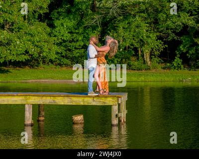 Ein wunderschönes junges interrassisches Paar posiert für ihre Verlobungsfotos im Freien Stockfoto