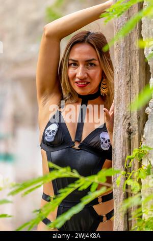 In den verlassenen Ruinen Einer Hacienda in der mexikanischen Provinz Yucatan Mexiko steht ein hübsches spanisches Model Stockfoto