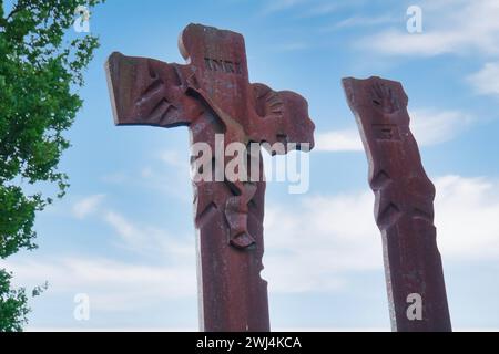 Bindung und Kreuzigung; Stele von Igael Tumarkin in Darmstadt Stockfoto