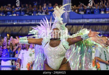 Karneval 2024 - Sapucai Rio de Janeiro RIO DE JANEIRO RJ, 12/2023 - Karneval /Parade der Samba-Schulen der Sondergruppe Rio de Janeiro - Mocidade Independente eröffnet am Sonntagabend im sambadrome in Sapucai, Rio de Janiero 12. IMAGO / Erbs Jr Rio de Janeiro Brasilien Copyright: XErbsxJrx Stockfoto