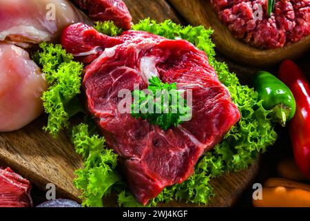 Zusammensetzung mit einer Vielzahl von Fleischprodukten. Stockfoto