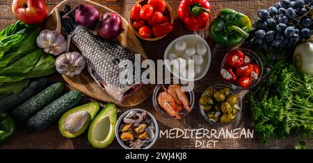 Lebensmittel, die die mediterrane Ernährung repräsentieren und den allgemeinen Gesundheitszustand verbessern können Stockfoto