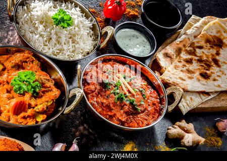 Heiße madras-Paneer und Gemüse-Masala mit Basmati-Reis, serviert in originalen indischen Karahi-Töpfen. Stockfoto