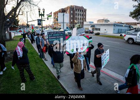 Bakersfield, Kalifornien, USA. Februar 2024. Mitglieder der Gemeinde Bakersfield, Kalifornien, schlossen sich der im Central Valley ansässigen Gruppe United Liberation Front am 12. Februar 2024 an, um eine Notfalldemonstration durchzuführen, die darauf abzielte, die israelische Armee während des Super Bowl LVIII auf Rafah aufmerksam zu machen. Rafah ist der letzte Zufluchtsort für das palästinensische Volk, das in Gaza belagert wird. (Credit Image: © Jake Lee Green/ZUMA Press Wire) NUR REDAKTIONELLE VERWENDUNG! Nicht für kommerzielle ZWECKE! Stockfoto