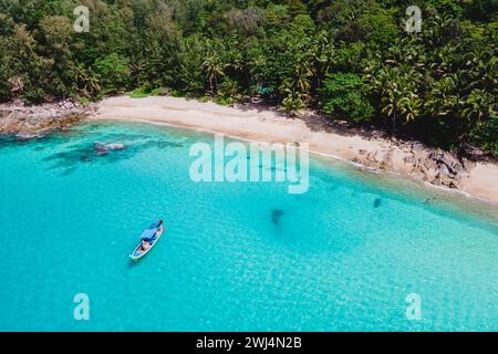 Banana Beach Phuket ein weißer tropischer Strand mit Palmen in Phuket Thailand Stockfoto