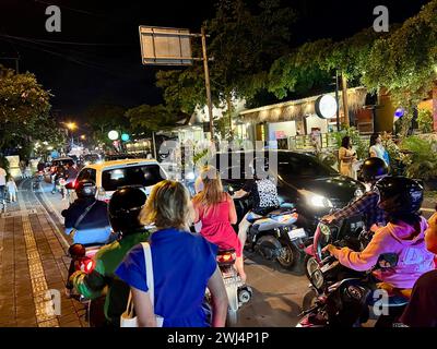 Ubud, Indonesien. Februar 2024. Stau im Zentrum von Ubud, einem Hotspot für die Yoga-Gemeinschaft. Der massive Verkehr ist eines der Hauptprobleme auf der indonesischen Insel. Vermerk: Carola Frentzen/dpa/Alamy Live News Stockfoto