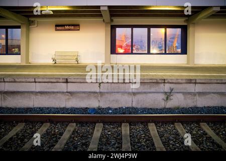 Leerer Bahnsteig in Norddeich Mole, Nord-, Ostfriesland, Niedersachsen, Deutschland, Europa Stockfoto