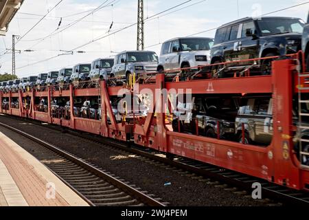 Vorbeifahrende Güterzüge transportieren brandneue Autos, Hauptbahnhof, Witten, Deutschland, Europa Stockfoto