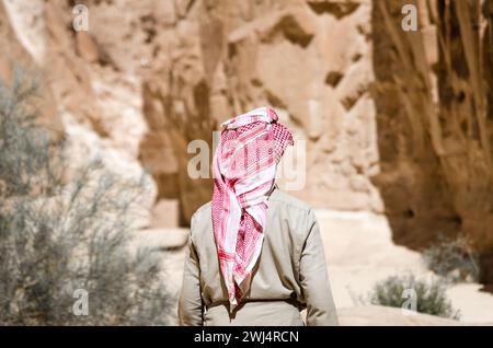 Beduinen in weiß gehen in den Canyon in der Wüste zwischen den Felsen in Ägypten Dahab South Sinai Stockfoto