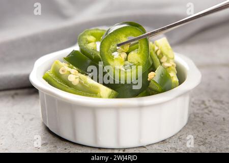 Schüssel mit geschnittenen grünen Paprika. Stockfoto