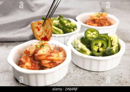 Stück Kimchi in Essstäbchen. Stockfoto