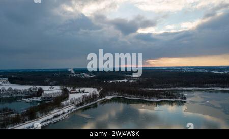 Ruhige Dämmerung am Lakeshore Stockfoto