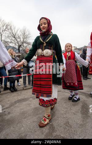 Kyustendil, Bulgarien - 10. Februar 2024: Erste Ausgabe eines Maskerade-Festivals in Kyustendil Bulgarien. Frauen in Nationalkostümen tanzen und Stockfoto