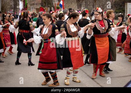 Kyustendil, Bulgarien - 10. Februar 2024: Erste Ausgabe eines Maskerade-Festivals in Kyustendil Bulgarien. Frauen in Nationalkostümen tanzen und Stockfoto