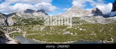 Panorama der Berge rund um die drei Zinnen von Lavaredo im Herbst Stockfoto