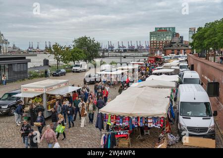 Hamburg, Deutschland - 17. Juli 2022: City Skyline am berühmten Hamburger Fischmarkt Stockfoto