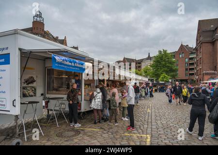 Hamburg, Deutschland - 17. Juli 2022: Touristen wandern und shoppen auf dem berühmten Hamburger Fischmarkt Stockfoto