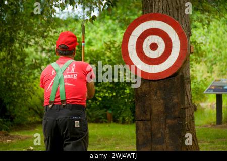 Axt werfen, Linn County Logger Jamboree, Linn County Pioneer Picknick, Pionierpark, Brownsville, Oregon Stockfoto