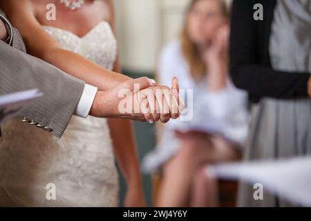 Ehebündnis: Bridal Handshake Stockfoto