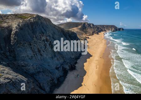 Sandstrand und dramatische Klippen an der Atlantikküste in Portugal. Drohnenansicht aus der Luft Stockfoto