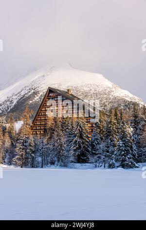 Strbske pleso malerischer Bergsee, Top-Wintertouristenziel in der Hohen Tatra, Slowakei Stockfoto