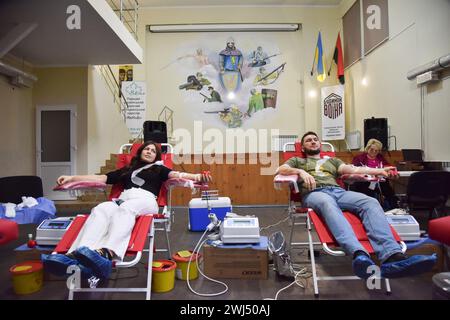 Lviv, Ukraine. Dezember 2023. Die Leute spenden Blut für das ukrainische Militär im Soldatenhaus in Lemberg. Aufgrund des russisch-ukrainischen Krieges benötigen Blutzentren ständig Blut von verschiedenen Gruppen für das ukrainische Militär, das die Ukraine vor der russischen Invasion verteidigt. Neben der regelmäßigen Blutentnahme organisieren die Zentren auch außerhalb der Stadt Blutentnahmestellen. Insbesondere fand eine solche Veranstaltung im Soldatenhaus in Lemberg statt, wo Zivilisten Blut für das ukrainische Militär spenden konnten. (Foto: © Pavlo Palamarchuk/SOPA Bilder via ZUMA Press Wire) Stockfoto