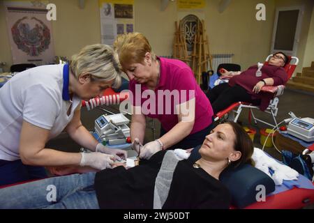 Lviv, Ukraine. Dezember 2023. Eine Frau spendet Blut für das ukrainische Militär im Soldatenhaus in Lemberg. Aufgrund des russisch-ukrainischen Krieges benötigen Blutzentren ständig Blut von verschiedenen Gruppen für das ukrainische Militär, das die Ukraine vor der russischen Invasion verteidigt. Neben der regelmäßigen Blutentnahme organisieren die Zentren auch außerhalb der Stadt Blutentnahmestellen. Insbesondere fand eine solche Veranstaltung im Soldatenhaus in Lemberg statt, wo Zivilisten Blut für das ukrainische Militär spenden konnten. (Foto: © Pavlo Palamarchuk/SOPA Bilder via ZUMA Press Wire Stockfoto