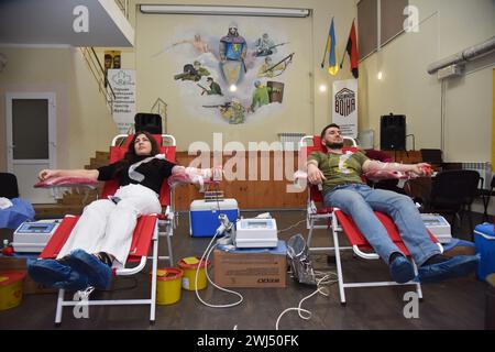 Lviv, Ukraine. Dezember 2023. Die Leute spenden Blut für das ukrainische Militär im Soldatenhaus in Lemberg. Aufgrund des russisch-ukrainischen Krieges benötigen Blutzentren ständig Blut von verschiedenen Gruppen für das ukrainische Militär, das die Ukraine vor der russischen Invasion verteidigt. Neben der regelmäßigen Blutentnahme organisieren die Zentren auch außerhalb der Stadt Blutentnahmestellen. Insbesondere fand eine solche Veranstaltung im Soldatenhaus in Lemberg statt, wo Zivilisten Blut für das ukrainische Militär spenden konnten. Quelle: SOPA Images Limited/Alamy Live News Stockfoto