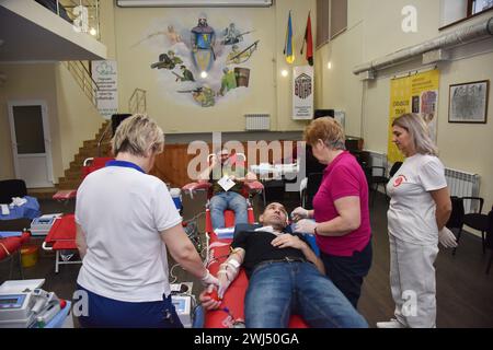 Lviv, Ukraine. Dezember 2023. Die Leute spenden Blut für das ukrainische Militär im Soldatenhaus in Lemberg. Aufgrund des russisch-ukrainischen Krieges benötigen Blutzentren ständig Blut von verschiedenen Gruppen für das ukrainische Militär, das die Ukraine vor der russischen Invasion verteidigt. Neben der regelmäßigen Blutentnahme organisieren die Zentren auch außerhalb der Stadt Blutentnahmestellen. Insbesondere fand eine solche Veranstaltung im Soldatenhaus in Lemberg statt, wo Zivilisten Blut für das ukrainische Militär spenden konnten. Quelle: SOPA Images Limited/Alamy Live News Stockfoto