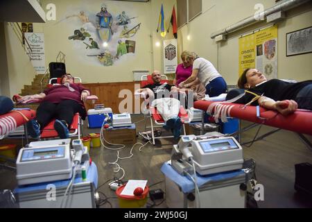 Lviv, Ukraine. Dezember 2023. Die Leute spenden Blut für das ukrainische Militär im Soldatenhaus in Lemberg. Aufgrund des russisch-ukrainischen Krieges benötigen Blutzentren ständig Blut von verschiedenen Gruppen für das ukrainische Militär, das die Ukraine vor der russischen Invasion verteidigt. Neben der regelmäßigen Blutentnahme organisieren die Zentren auch außerhalb der Stadt Blutentnahmestellen. Insbesondere fand eine solche Veranstaltung im Soldatenhaus in Lemberg statt, wo Zivilisten Blut für das ukrainische Militär spenden konnten. Quelle: SOPA Images Limited/Alamy Live News Stockfoto